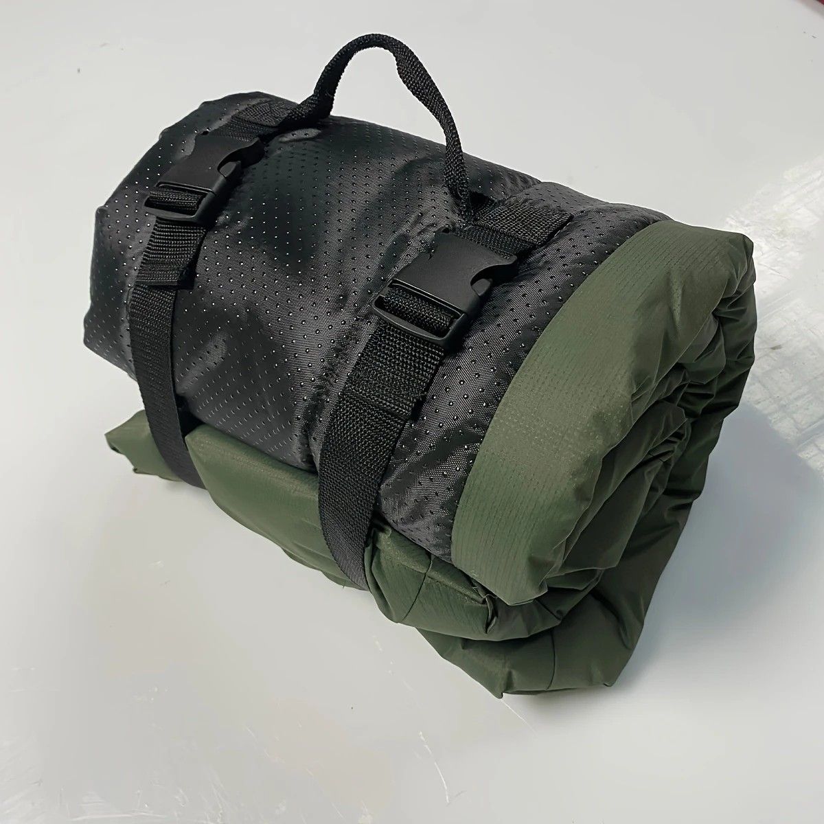 High-quality moisture-proof thick portable camping dog bed suitable for medium / large / small dogs - durable polyester outdoor mat with handle foldable design suitable for travel home and camping trips camping bed.BLUE